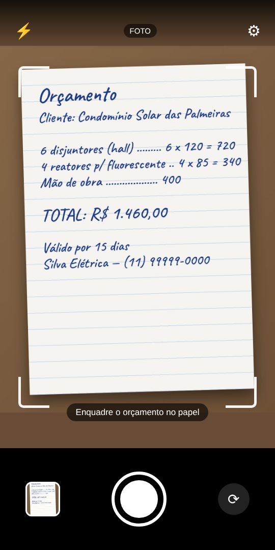Ilustração da câmera do celular fotografando um orçamento escrito à mão em papel